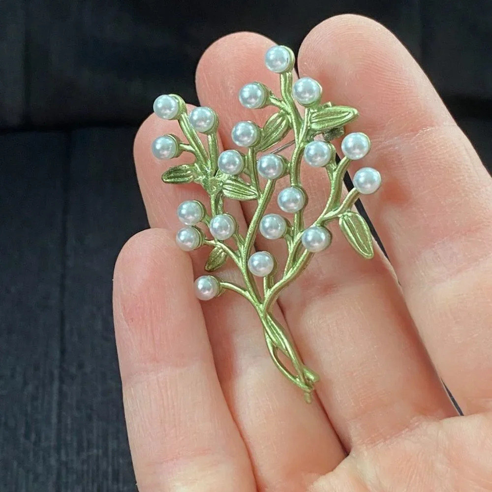 Sprig Bouquet with Faux Pearl Floral Botanical Brooch